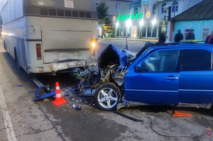Под Волгоградом водитель всмятку разбил Mercedes об автобус и погиб