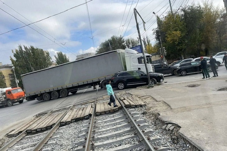 В Волгограде ДТП с фурой заблокировало движение трамваев №№2, 5, 6, 7, 10 и 12