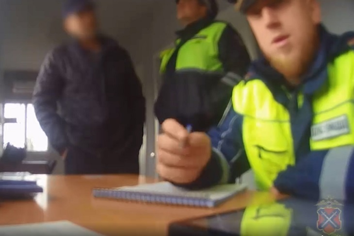В Камышине водитель фуры пытался «посеять» коррупцию на посту ДПС: видео