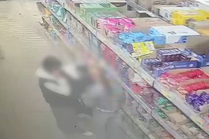 В Волжском группа девочек-подростков поймана на краже с продуктового