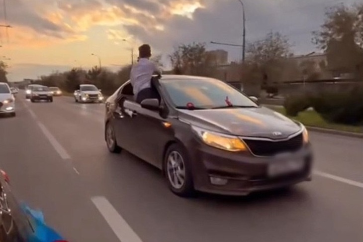 В Волгограде водитель Kia Rio прокатил вылезшего из окна друга