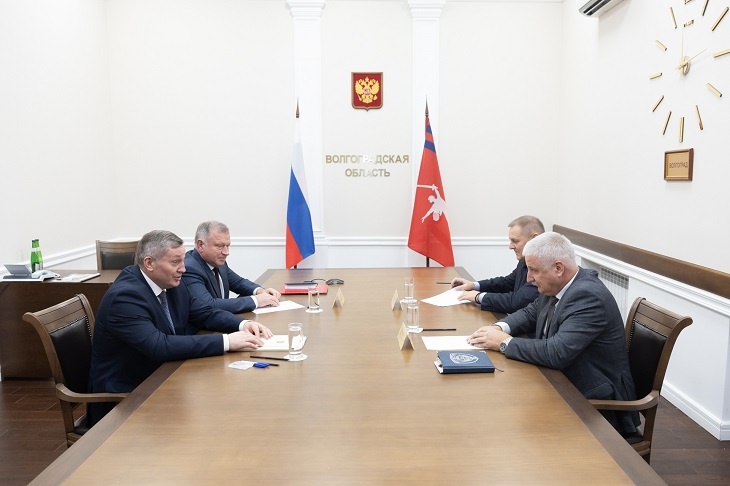 Губернатор Бочаров и глава ДОСААФ Добряков обсудили форматы патриотического воспитания