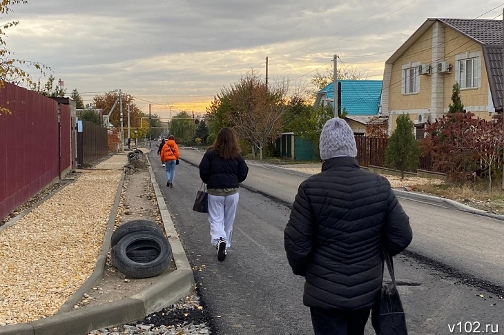 «Радостно, но не всем»: в Волгограде подрядчик заставил пешеходов шагать по дороге разведчика