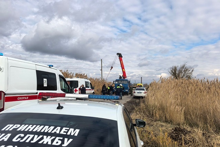 Двое детей утонули в слетевшем с дороги авто на юге Волгограда