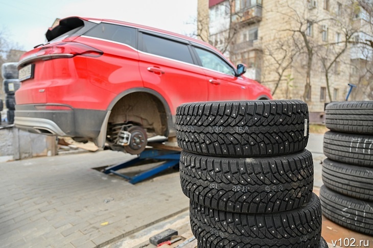 Волгоградцам напомнили о штрафах за еду на летней резине зимой