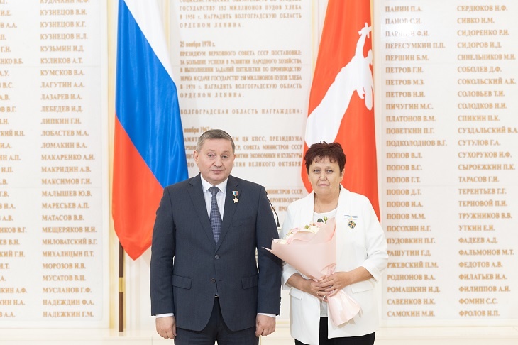 Андрей Бочаров наградил за заслуги волгоградцев