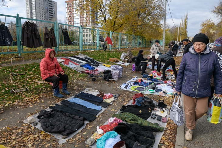 «Люди скучают не по эпохе, а по своей молодости»: как живет и чем спасается волгоградская барахолка