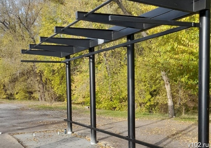 Без окон и дверей: волгоградцы жалуются на недоделанные остановки