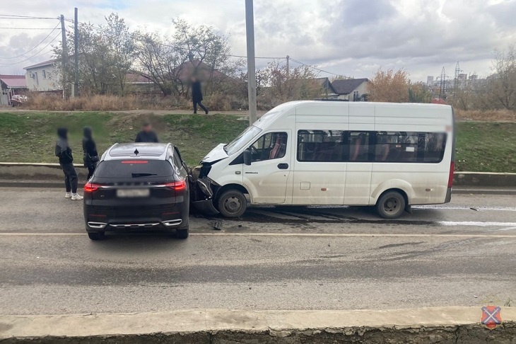 Два пассажира маршрутки пострадали в ДТП с иномаркой в Волгограде