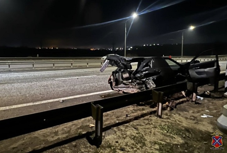 Два человека разбились в Ладе Приоре под Волгоградом