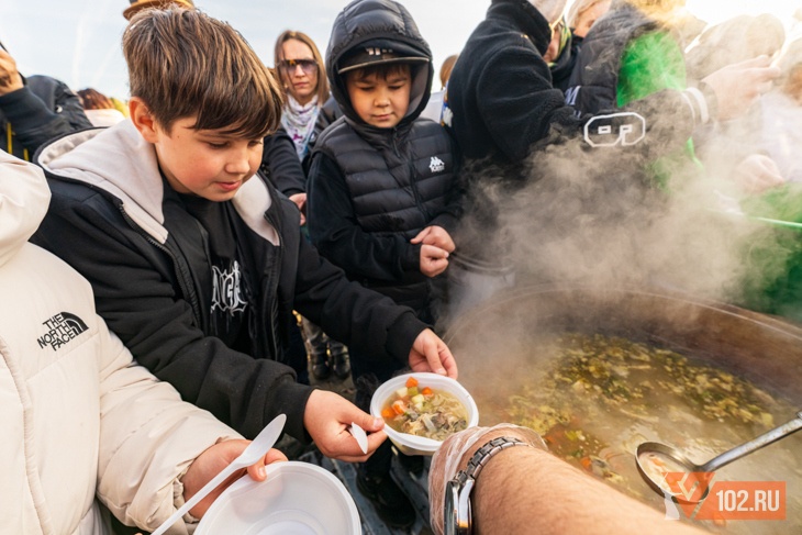 Раздача бесплатной каши и ухи в ЦПКиО вызвала ажиотаж