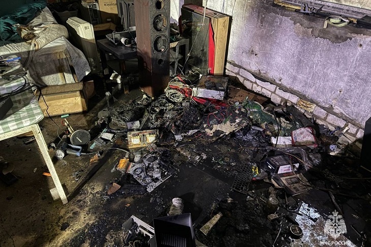 В «Сосновом Бору» под Волгоградом из-за зарядки загорелся дом