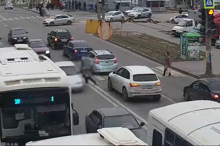 В Волгограде засняли жуткое ДТП с 13-летней школьницей на ул. Ополченской