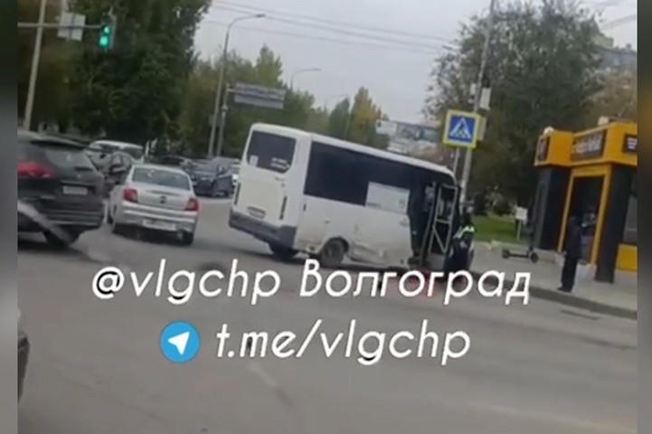 В Волгограде маршрутка № 174 врезалась в иномарку на пр. Ленина