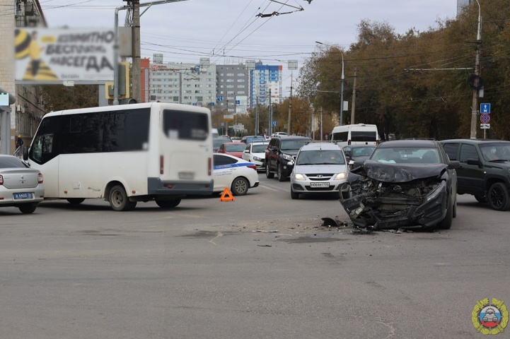 В Волгограде женщина пострадала в столкновении маршрутки № 174 с Nissan