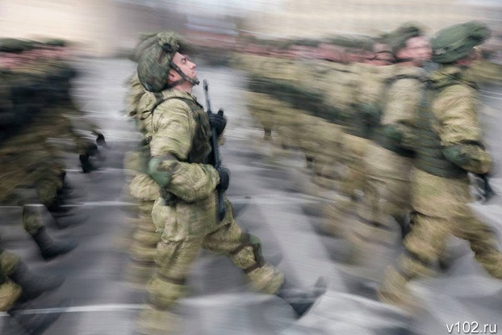 В России оклады срочников предложили увеличить в три раза