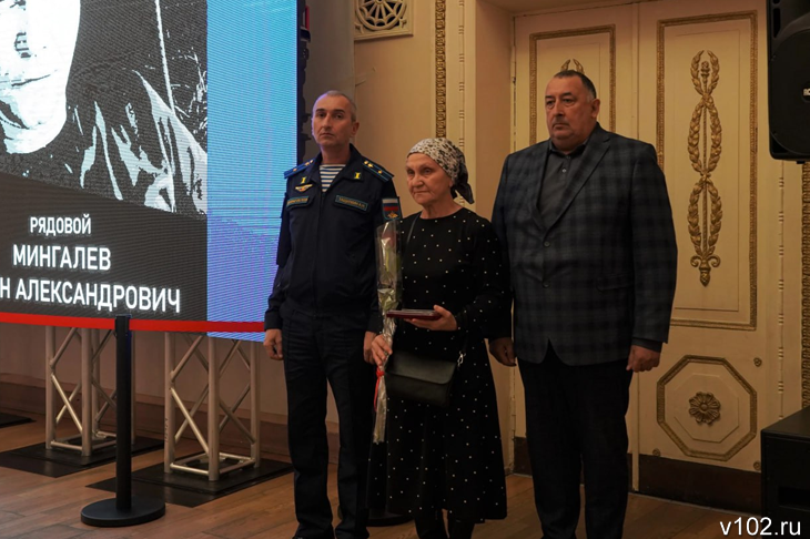 В Волжском по указу Путина близким передали награды павших бойцов СВО