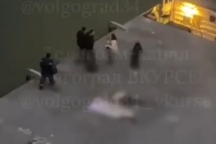 В Волгограде очевидцы обнаружили тело женщины под мостом ВДСК