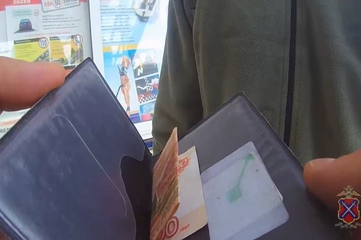 Под Волгоградом водитель без стеснения на камеру пытался откупиться от полиции