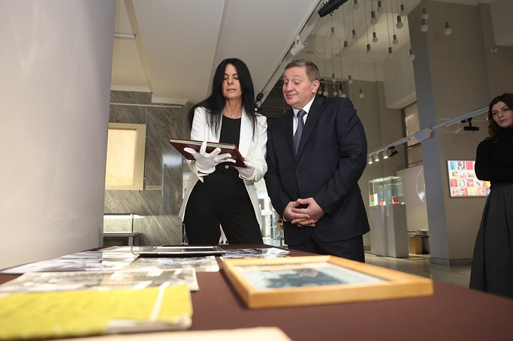 В Волгограде ко Дню рождения Пахмутовой открылась выставка ее личных наград