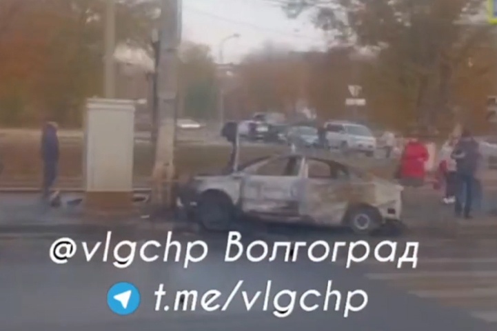 В Волгограде «Лада» врезалась в столб и сгорела у проходной завода «Волгограднефтемаш»
