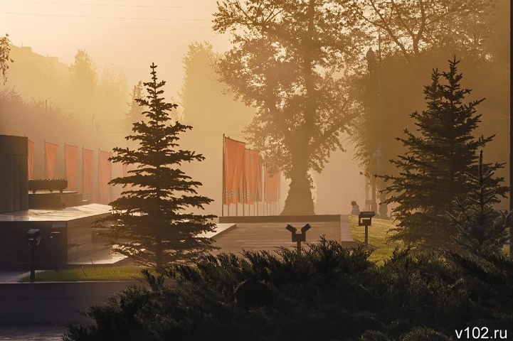 В Волгограде на фоне тумана город заволокло смогом от выхлопных газов