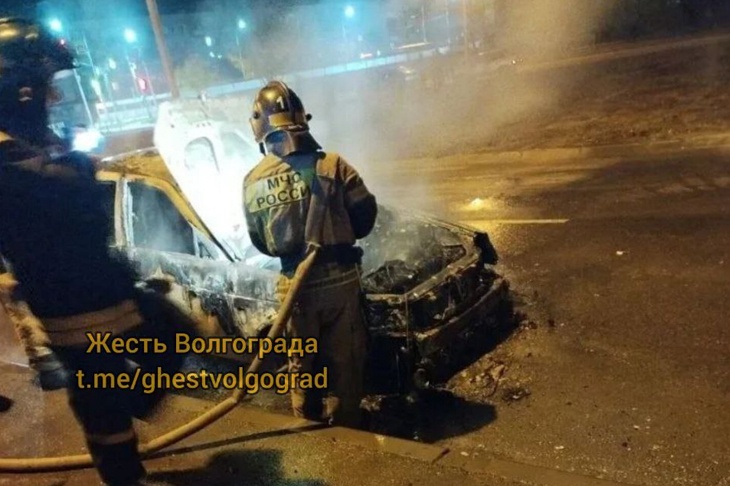 В Волгограде вспыхнувшая «Лада» напугала жителей посёлка Водстрой