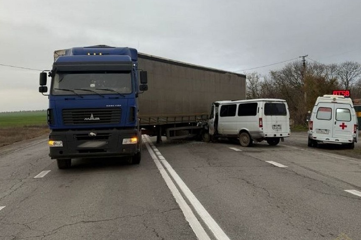 Под Волгоградом на федеральной трассе микроавтобус впечатался в фуру