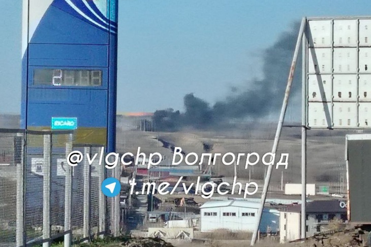 Под Волгоградом спасатели потушили нелегальное «кладбище» автопокрышек