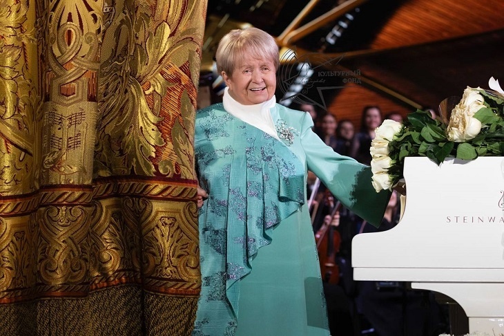 Знаменитая сталинградка Александра Пахмутова отмечает 96-летие