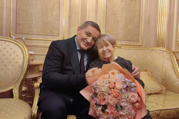 Андрей Бочаров вручил цветы именнинице Александре Пахмутовой