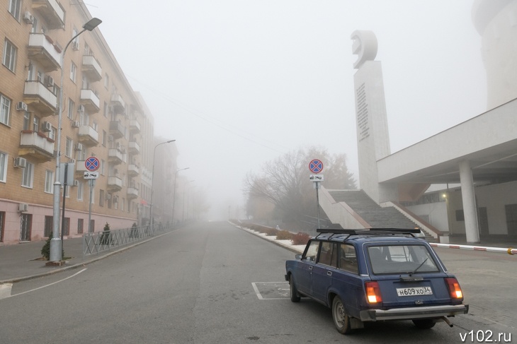 Таинственный город: известный фотограф совершил прогулку по туманным улицам Волгограда