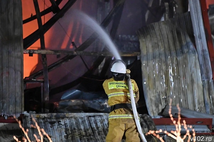 Крупный пожар произошел на рынке в Волгодонске
