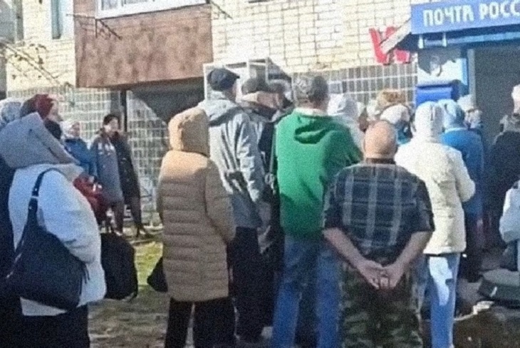 «Очередь, как в СССР»: осаждающую почту толпу сняли на видео под Волгоградом