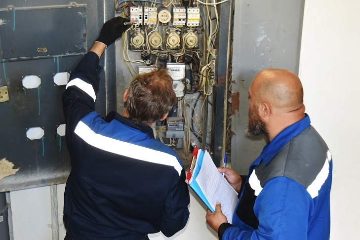 Волгоградка получила за самоподключение штраф, превышающий долг за свет