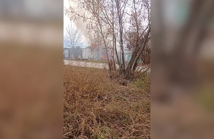 Горящий цыганский дом под Волгоградом попал на видео