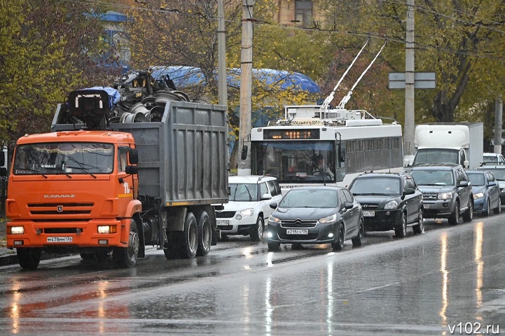 Разучились водить? В Волгограде вновь попал в больницу пассажир троллейбуса