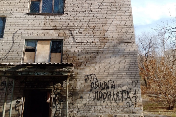 «Мерзнем и ходим в туалет с зонтом»: жители «общаги Бастрыкина» снова взывают о помощи