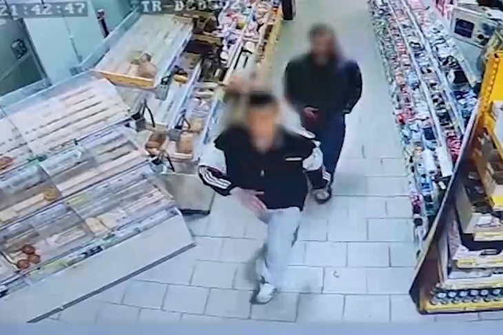 Двоих зумеров в Волжском поймали после серии дерзких краж из магазинов