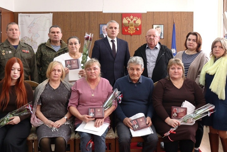 Под Волгоградом вручили награды близким пятерых погибших героев СВО