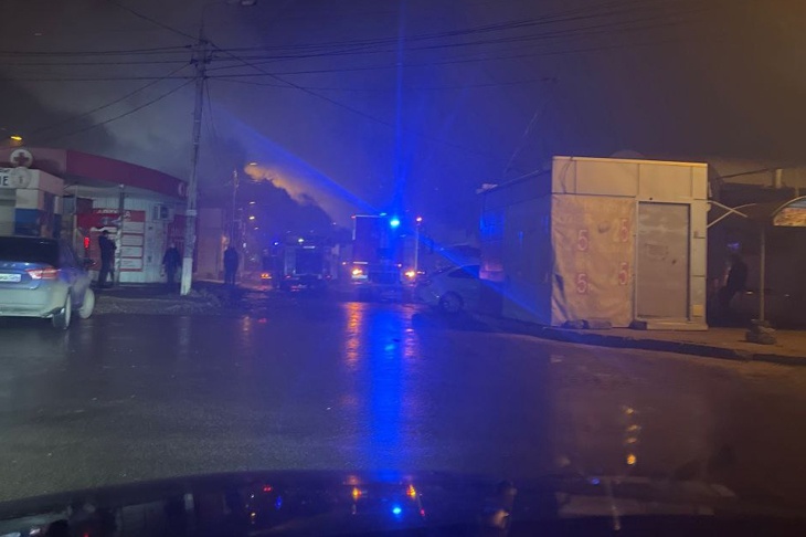 «В рыбном отделе, похоже, замкнуло»: в Волгограде потушили пожар на рынке «Юбилейный»