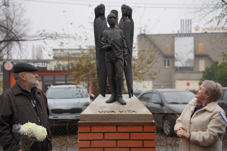 В Волжском открыли памятник медикам, спасавшим от COVID-19