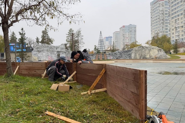 В ЦПКиО началась сборка «коробки» ледового катка