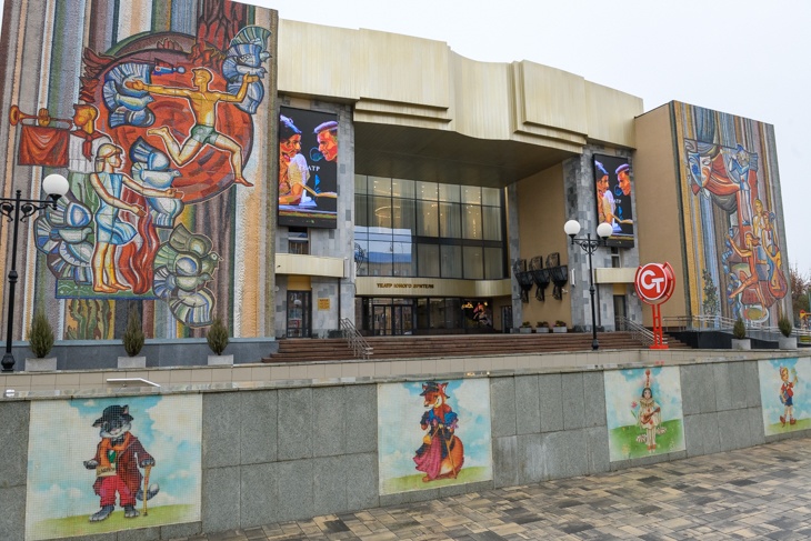 «Лет через десять мы могли их потерять»: на здании ТЮЗа в Волгограде спасли от разрушения знаменитых «Пионеров»