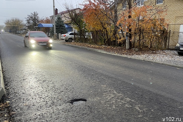 А асфальт из чего? В Волгограде разваливается новая дорога на улице разведчика Зорге