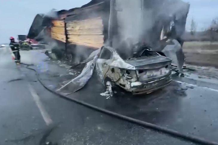 Появились кадры с места смертельного ДТП под Волгоградом, где погибли трое