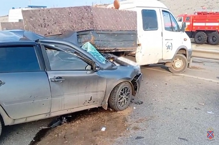 Под Волгоградом водитель «Лады» протаранил фургон дорожников и погиб