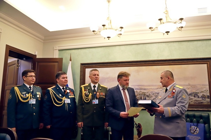 Делегация ОДКБ передала подарок музею «Сталинградская битва»