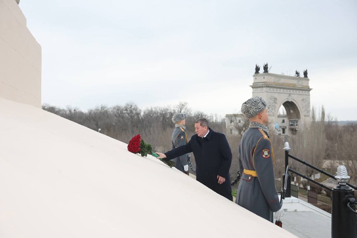 Бочаров в годовщину контрнаступления возложил цветы к мемориалам в Пятиморске и Калаче-на-Дону