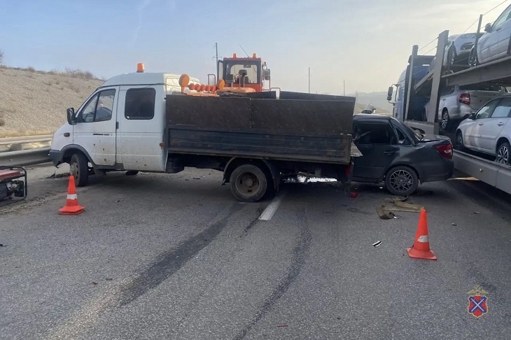 Под Волгоградом погиб водитель «Гранты» после столкновения с грузовиком